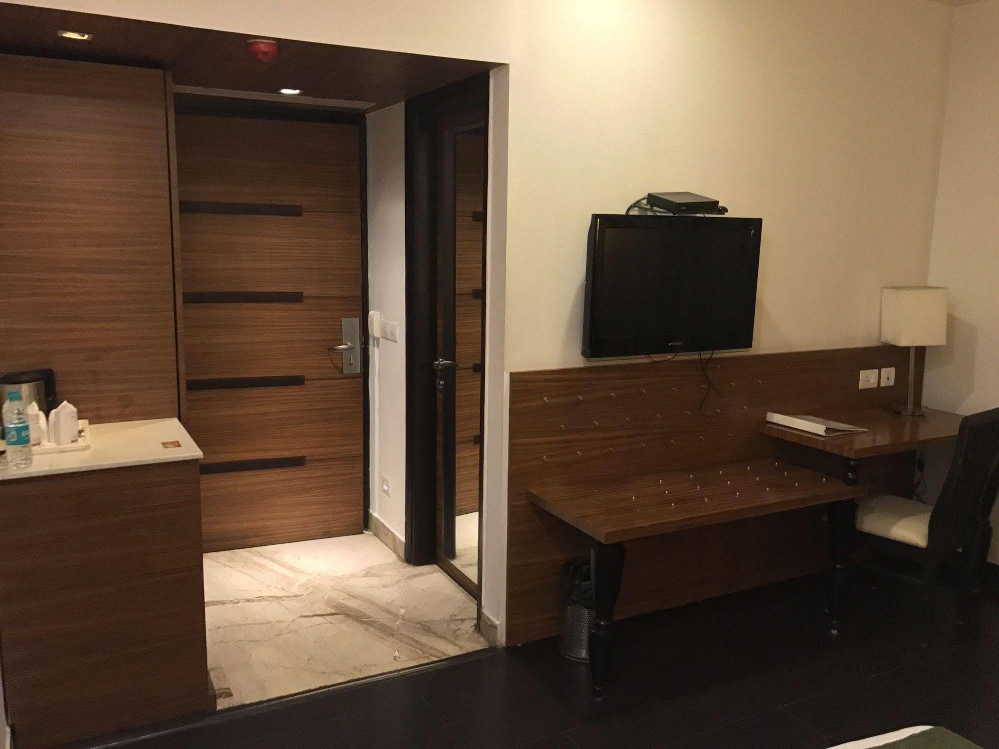 Hotel Ivory 32 Нью-Дели Экстерьер фото