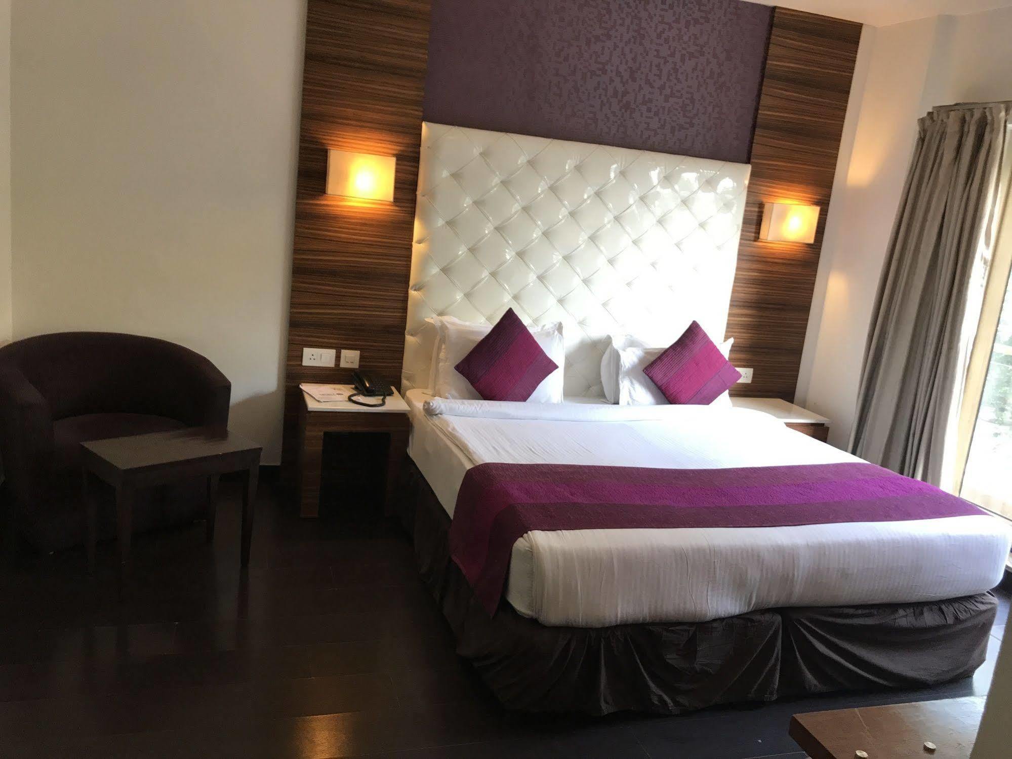 Hotel Ivory 32 Нью-Дели Экстерьер фото