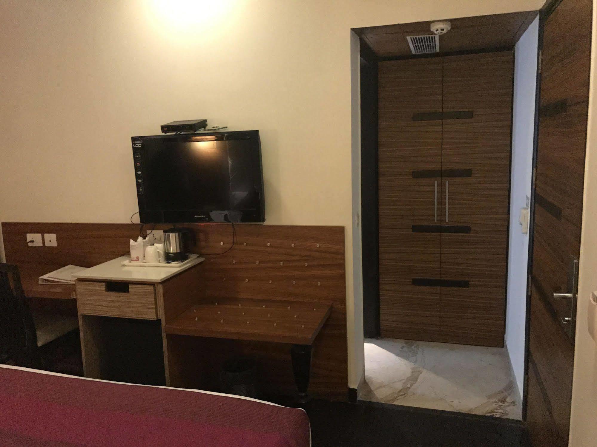 Hotel Ivory 32 Нью-Дели Экстерьер фото
